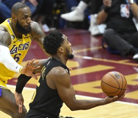 博鱼体育官方入口-骑士队史仅2人得分30+场数破百：詹姆斯324场 米切尔103场